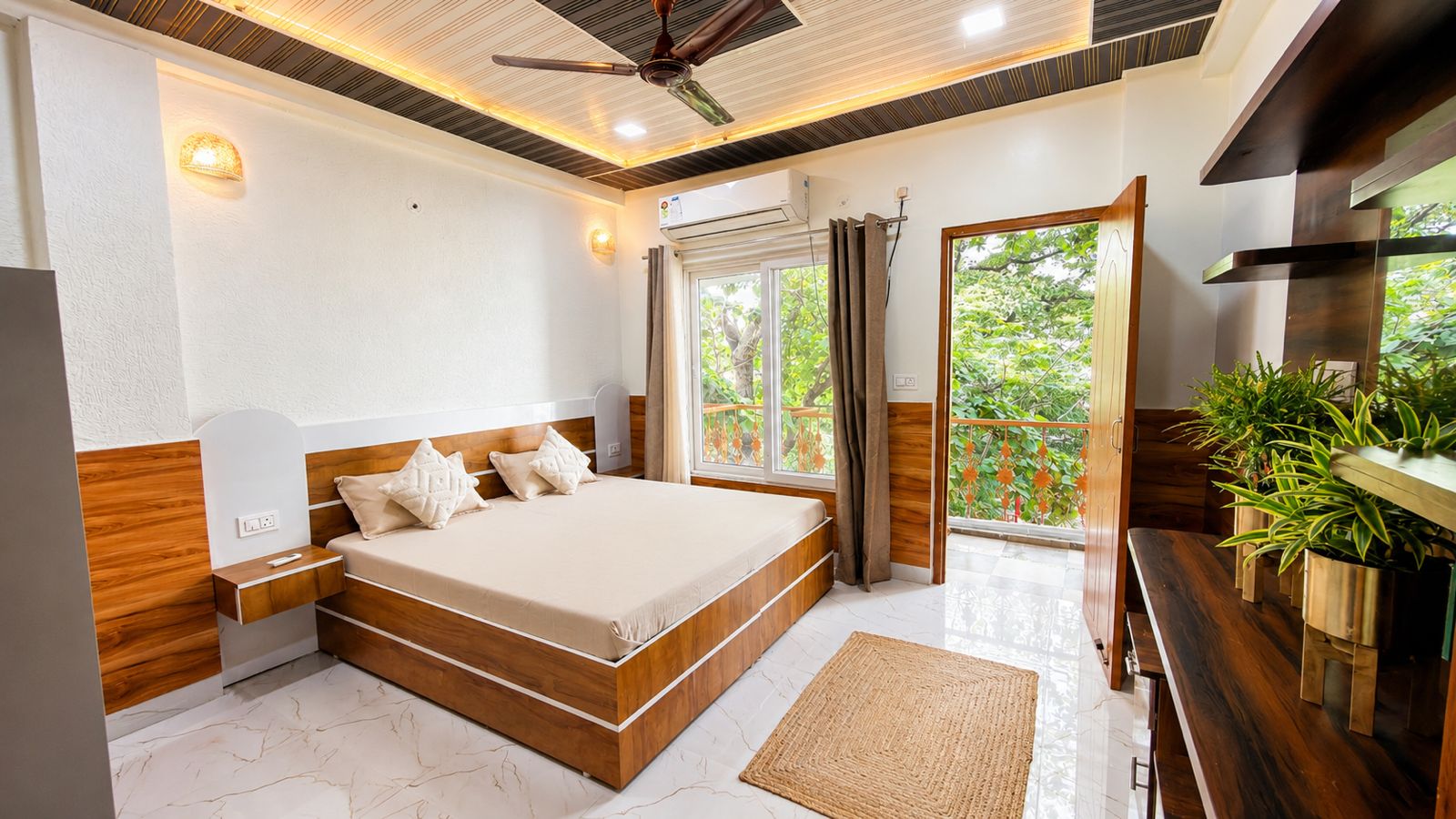 Private AC room with balcony at Lily's Retreats & Stays, Tapovan